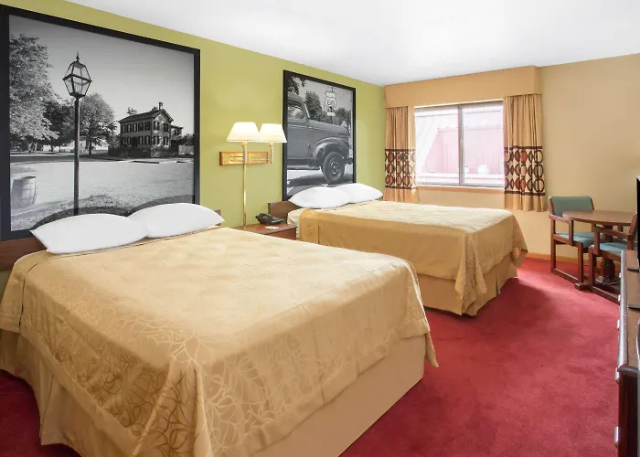 Super 8 By Wyndham Normal Bloomington