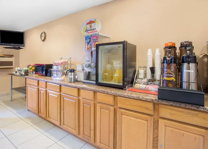 Super 8 By Wyndham Normal Bloomington