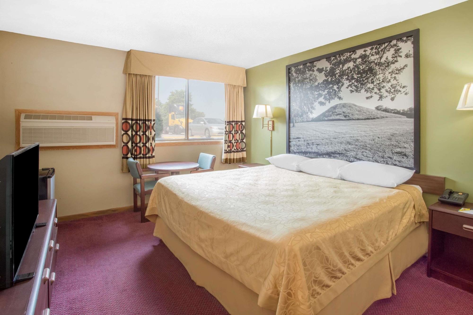 Super 8 By Wyndham Normal Motel Bloomington
