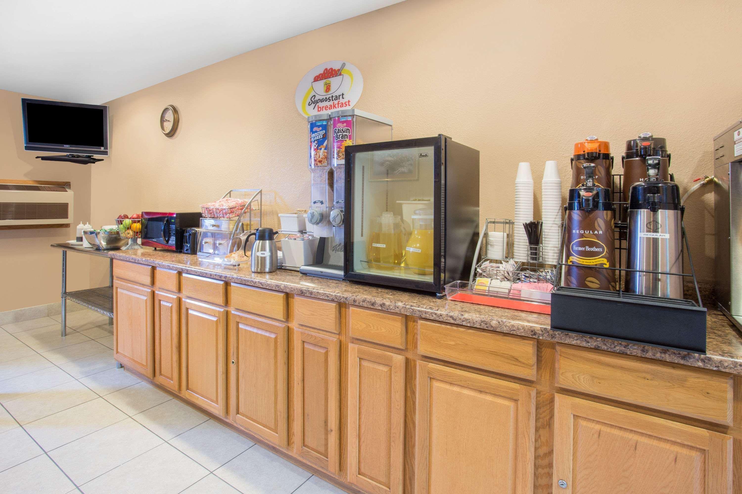 Super 8 By Wyndham Normal Motel