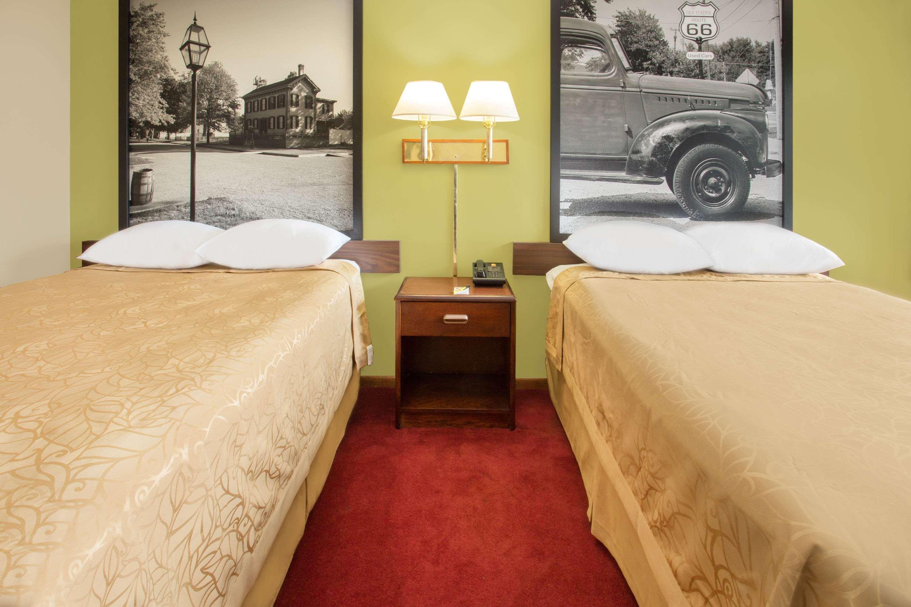 Super 8 By Wyndham Normal Bloomington