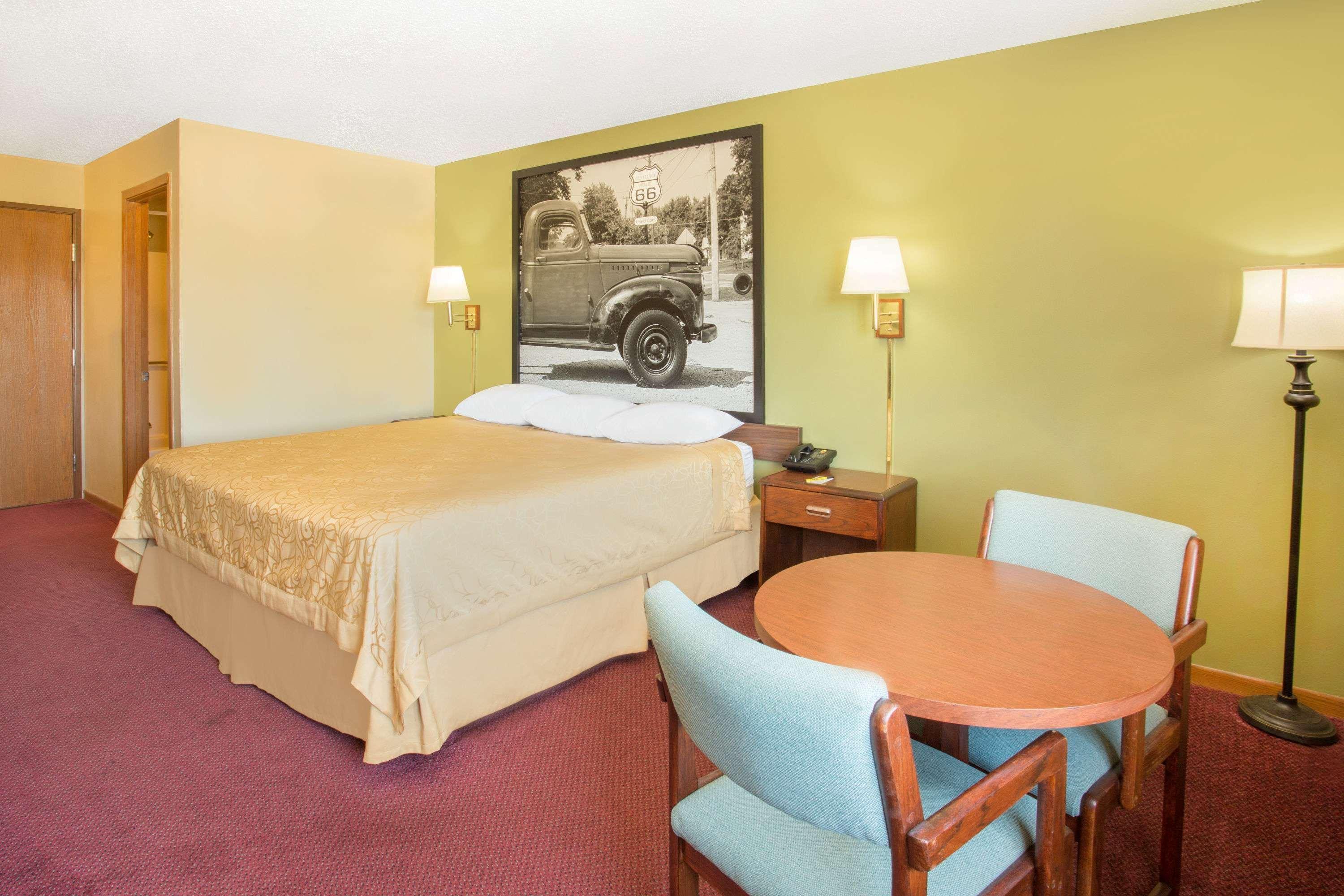 Motel Super 8 By Wyndham Normal