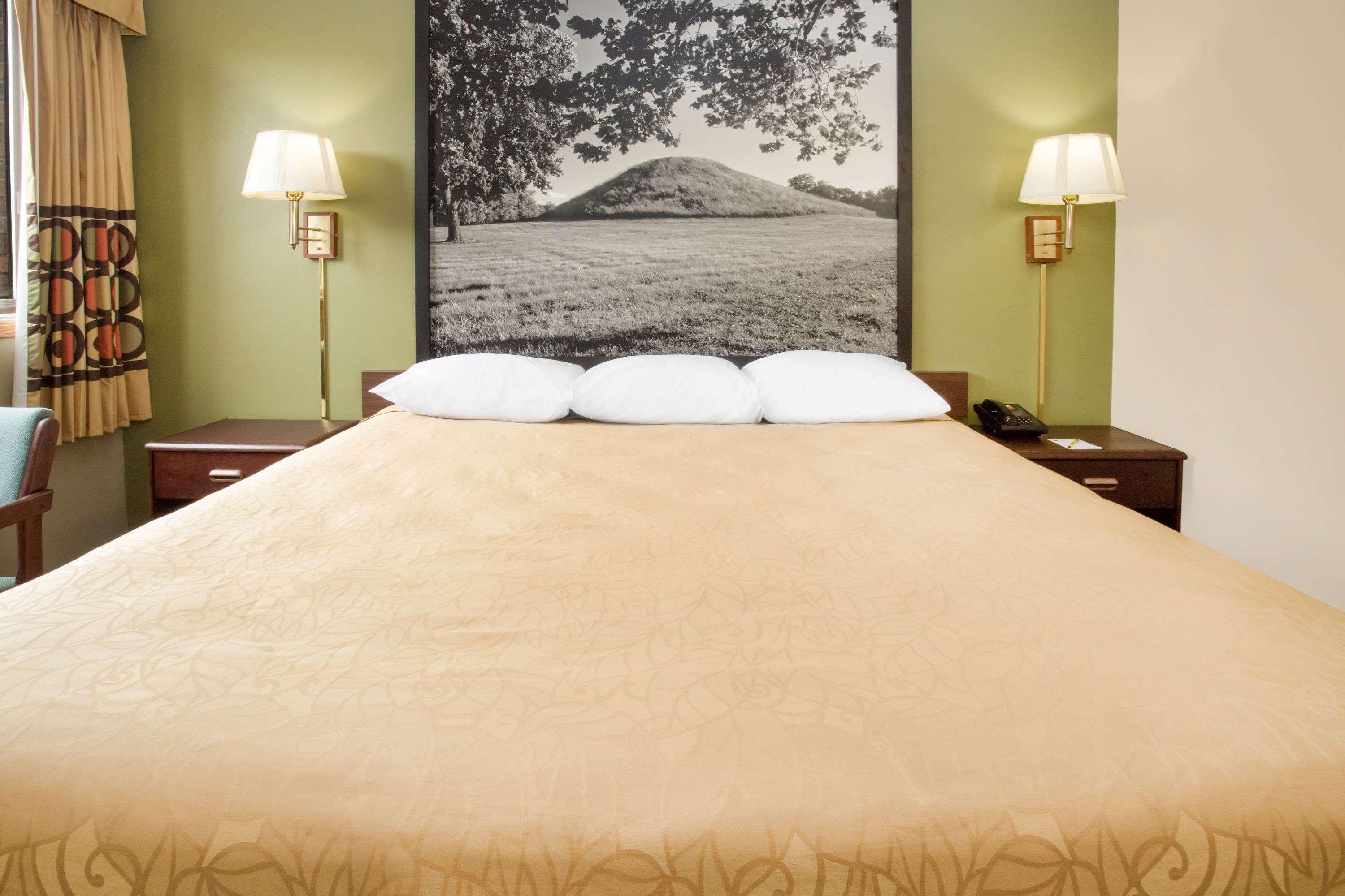 Super 8 By Wyndham Normal Bloomington