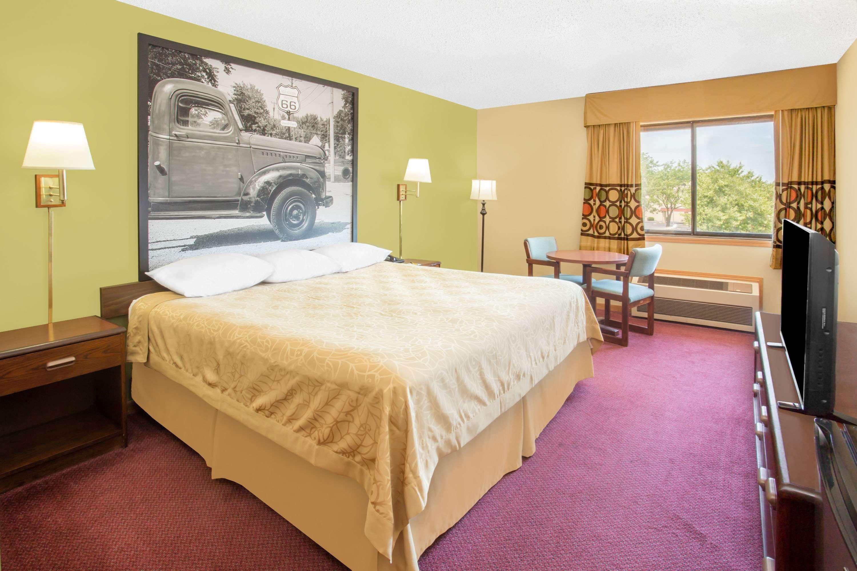 Super 8 By Wyndham Normal Motel