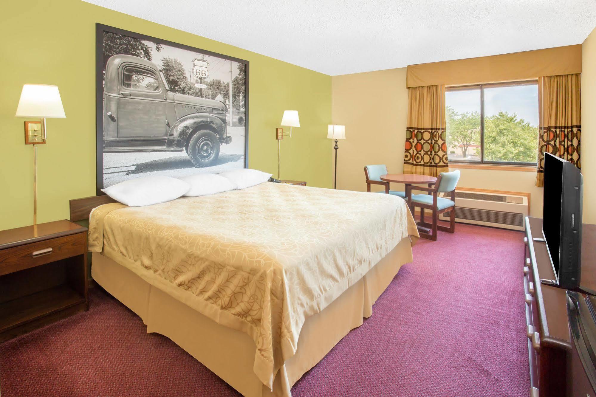 Super 8 By Wyndham Normal Motel 2*