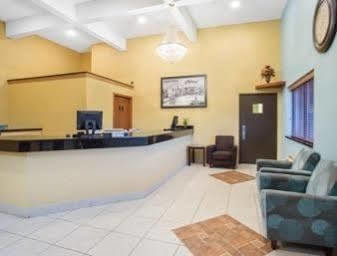Super 8 By Wyndham Normal Motel